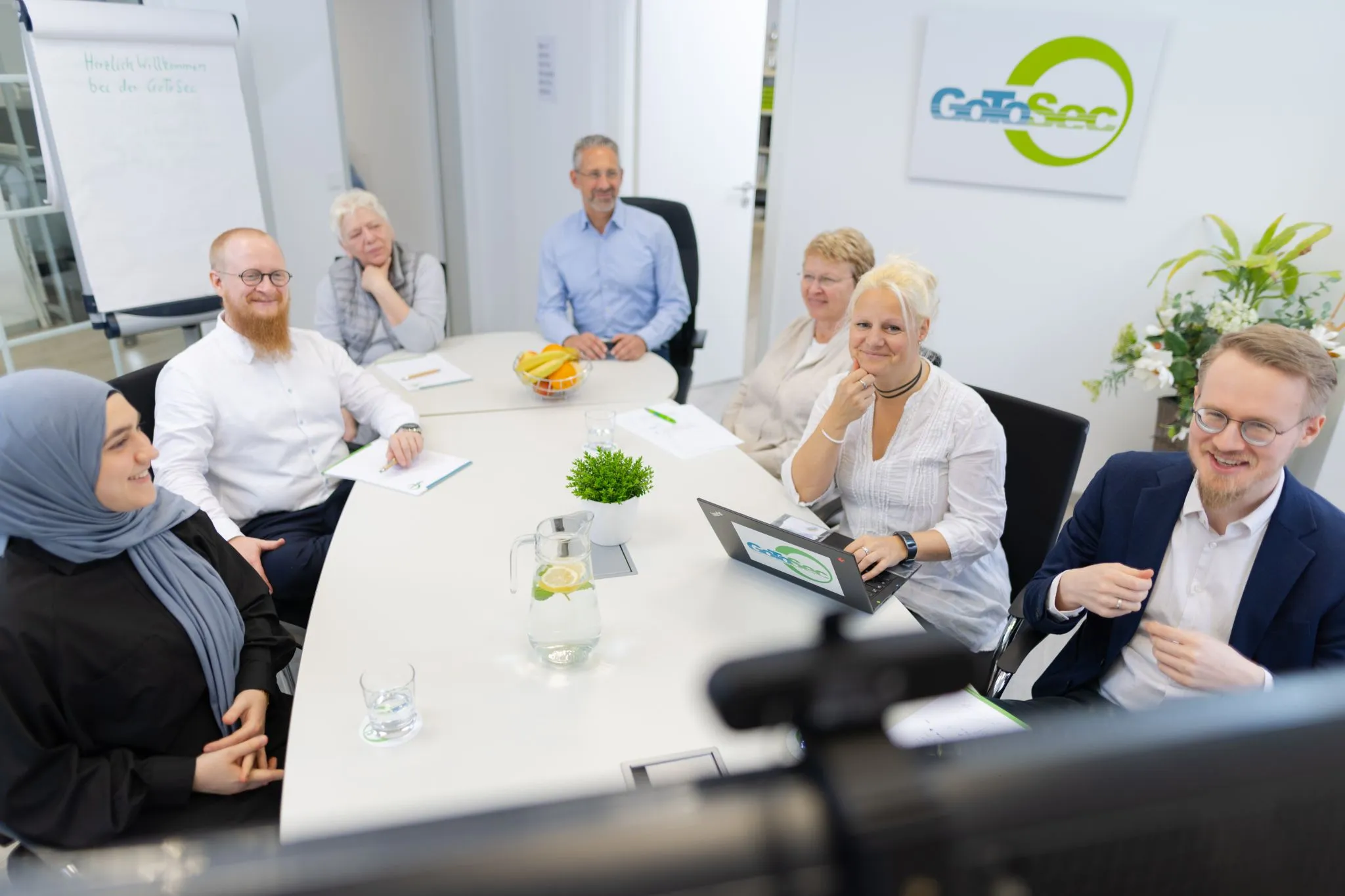 Das GoToSec-Team am Konferenztisch