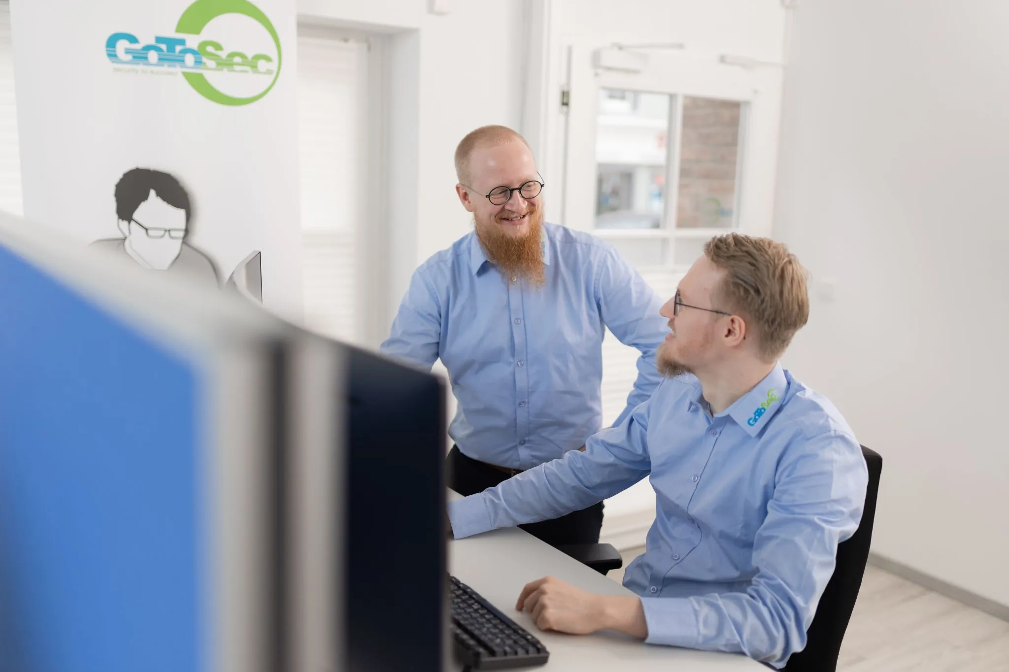 Berater analysieren Sicherheitsdaten an Monitoren