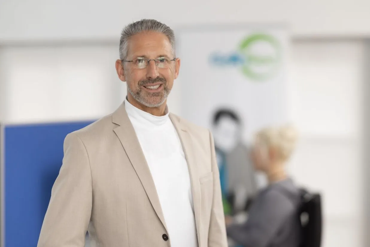 J&ouml;rg Zitzen, Gesch&auml;ftsf&uuml;hrer der GoToSec GmbH, im professionellen Portr&auml;t mit beigem Blazer