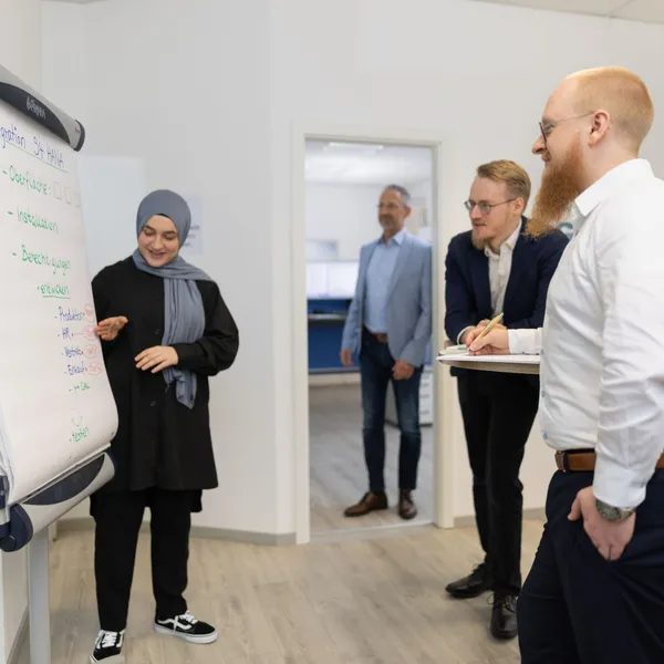 GoToSec-Team erarbeitet am Whiteboard eine Architektur für SAP-Automatisierung