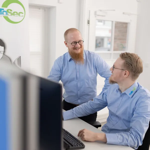 Zwei GoToSec-Berater analysieren SAP-HANA-Daten an Doppelmonitoren