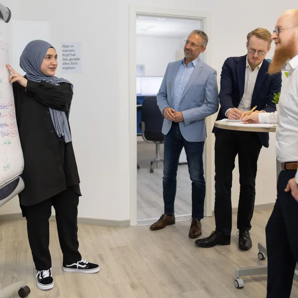 Zwei GoToSec-Berater planen am Whiteboard die S/4HANA-Migration